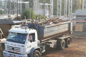 Camion retirando madera