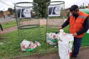 Disposición de botellas en contenedor municipal